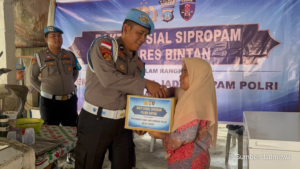 AKP Tumpal Sipahutar memberikan paket sembako kepada warga di Kampung Bukit Batu