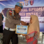 AKP Tumpal Sipahutar memberikan paket sembako kepada warga di Kampung Bukit Batu