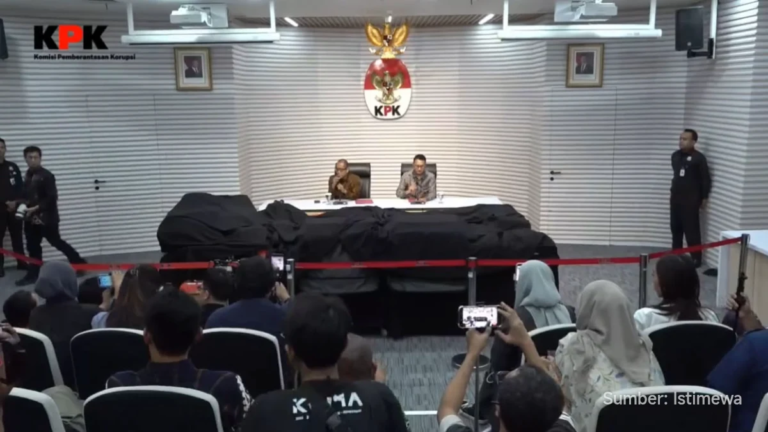 Penahanan delapan tersangka suap pertanahan oleh KPK di Jakarta