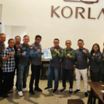 Penyerahan dokumen pernyataan sikap kepada Ketua PJS Mahmud Marhaba