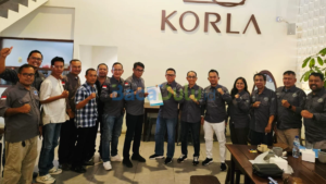 Penyerahan dokumen pernyataan sikap kepada Ketua PJS Mahmud Marhaba