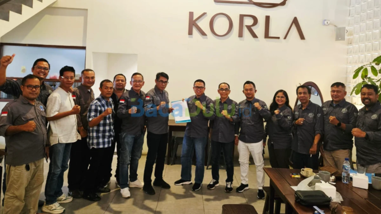 Penyerahan dokumen pernyataan sikap kepada Ketua PJS Mahmud Marhaba