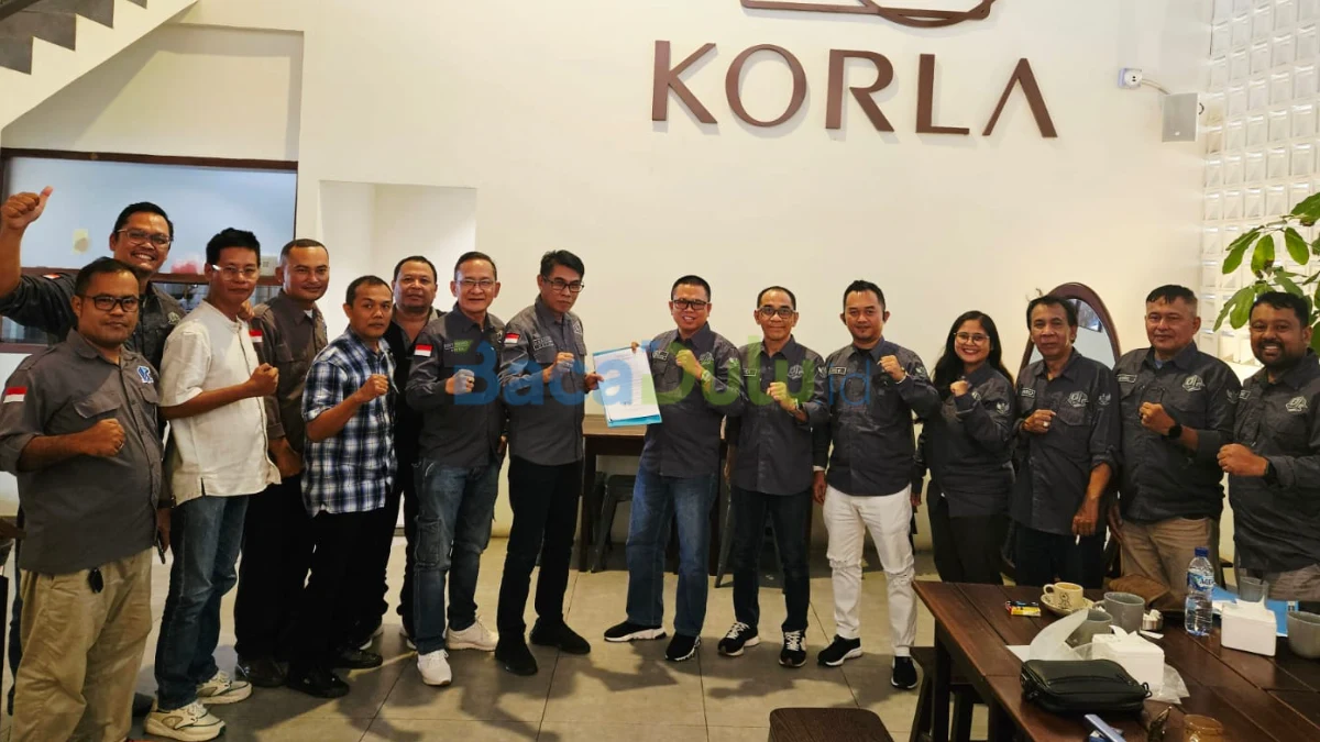 Penyerahan dokumen pernyataan sikap kepada Ketua PJS Mahmud Marhaba