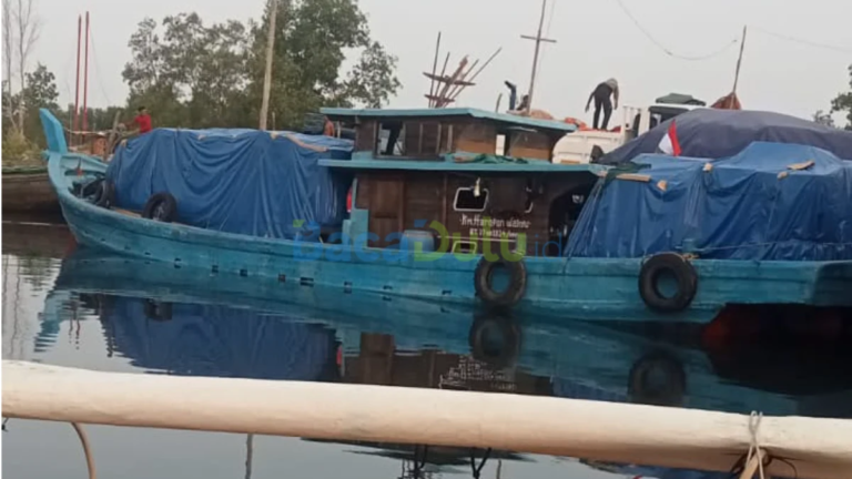 Petugas Bea Cukai memeriksa kapal kayu di Pelabuhan Tanjung Sengkuang