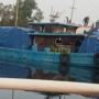 Petugas Bea Cukai memeriksa kapal kayu di Pelabuhan Tanjung Sengkuang