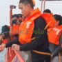 Istri dan anak menabur bunga di laut Selat Sunda