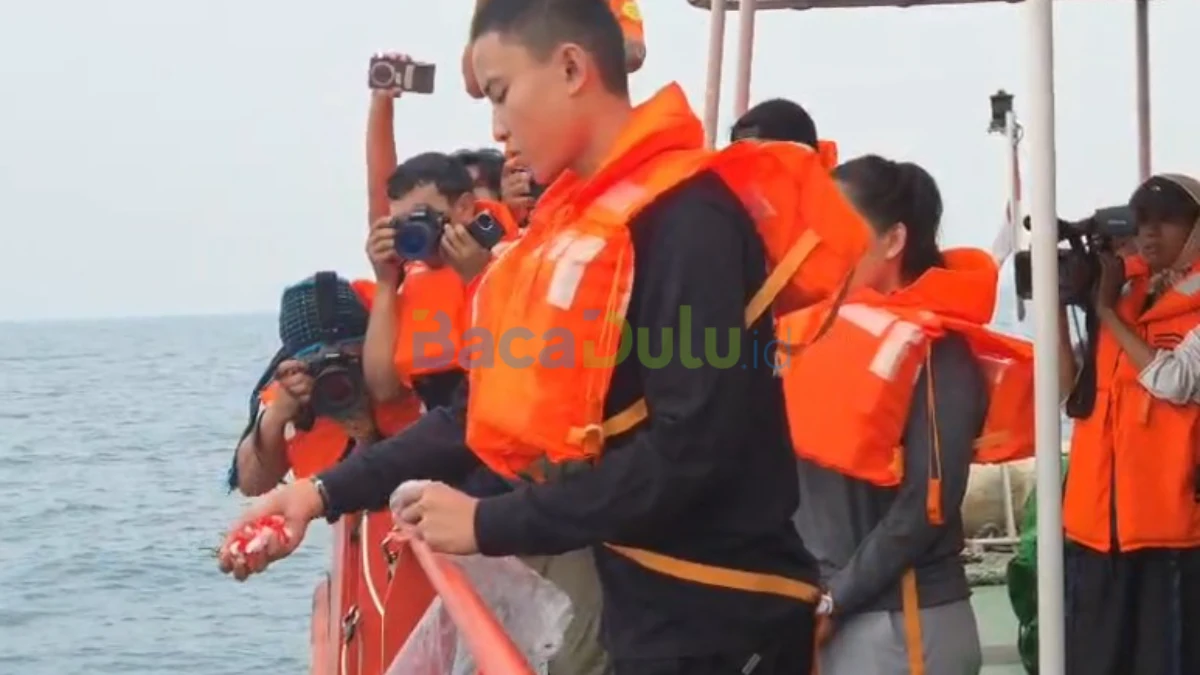 Istri dan anak menabur bunga di laut Selat Sunda