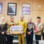 Penyerahan bantuan Rp500 juta untuk korban gempa Flores oleh Pemprov Kepri