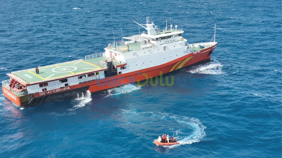Penyelam Basarnas mengangkat korban dari dalam kapal KM Virgo