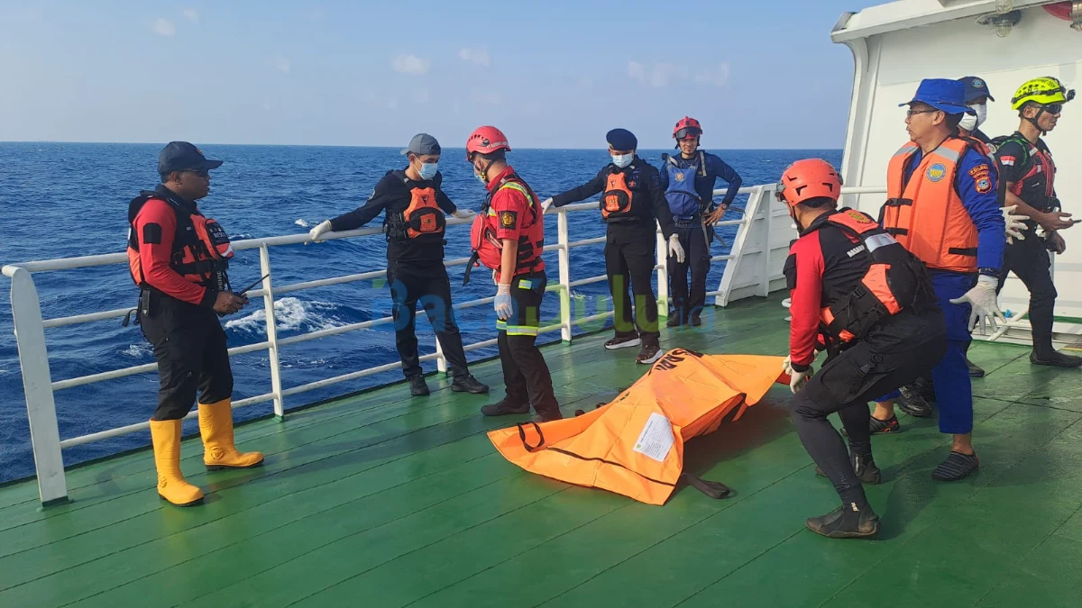 Penyelam Basarnas mengangkat korban dari dalam kapal KM Virgo Transport 8