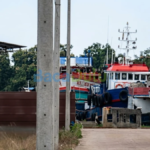 Petugas Bea Cukai Batam di Tanjung Sengkuang memeriksa aktivitas pelabuhan