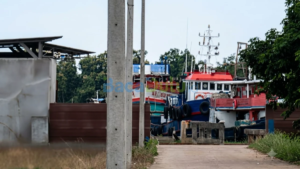 Petugas Bea Cukai Batam di Tanjung Sengkuang memeriksa aktivitas pelabuhan