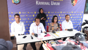 Polisi Polda Kepri menahan tiga tersangka bentrokan Setokok Batam