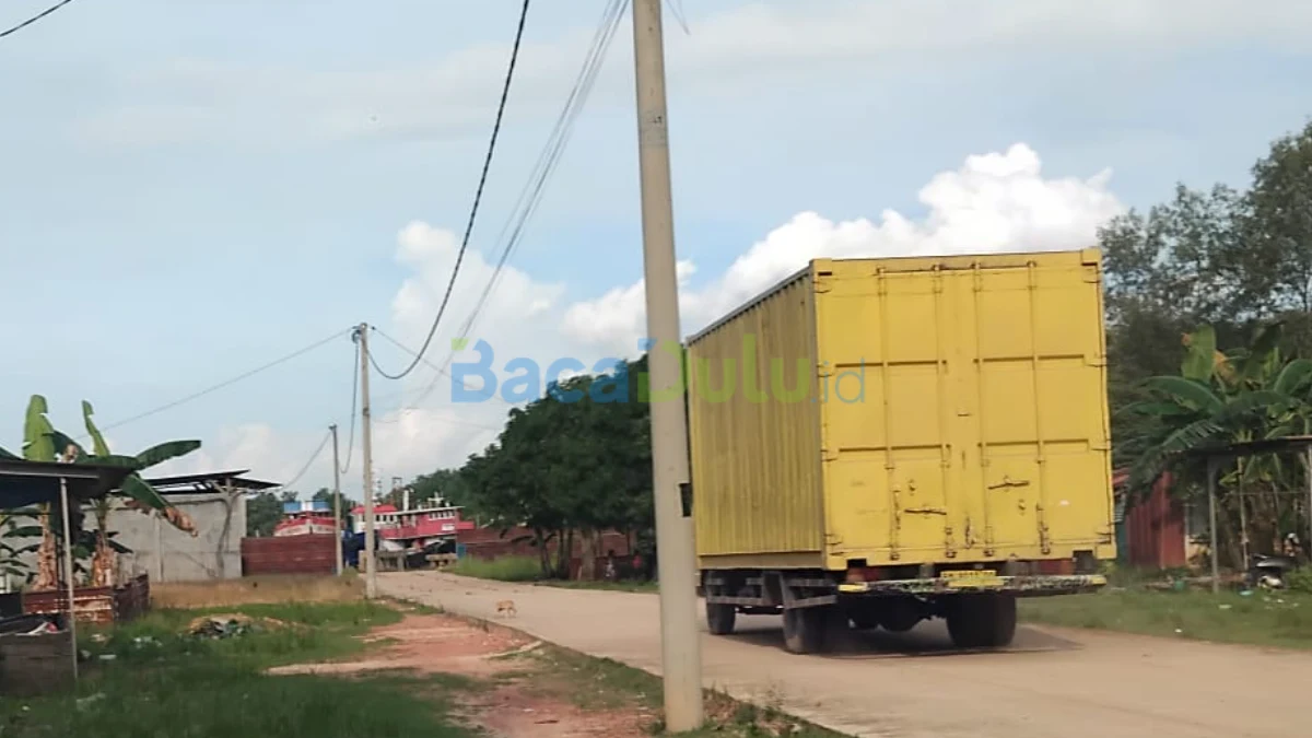 Truk pengangkut barang diperiksa di pelabuhan Tanjung Priok Jakarta