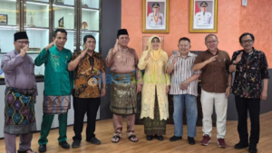 Pertemuan tim penulis buku sejarah Kepri dengan Gubernur Ansar