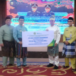 Foto menunjukkan Bupati Iskandarsyah memaparkan program BPJS untuk pekerja rentan di desa Karimun