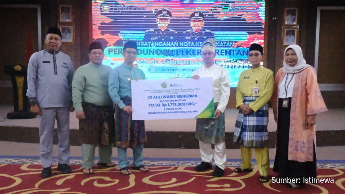 Foto menunjukkan Bupati Iskandarsyah memaparkan program BPJS untuk pekerja rentan di desa Karimun