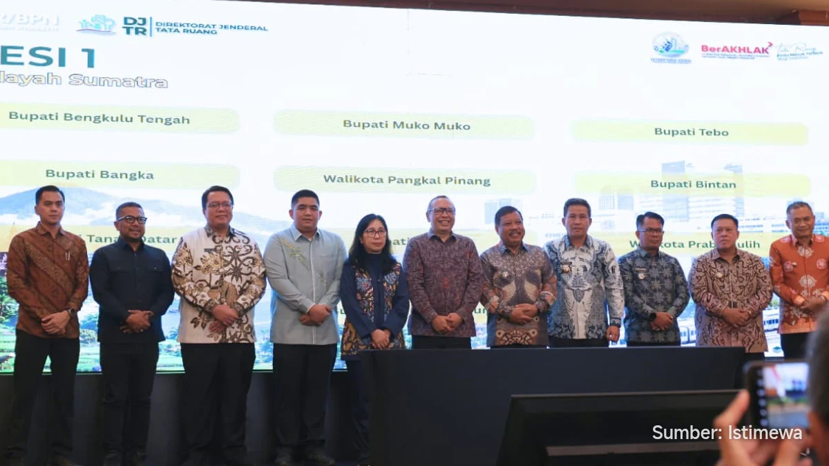 Bupati Roby Kurniawan menandatangani komitmen RDTR di hotel Jakarta