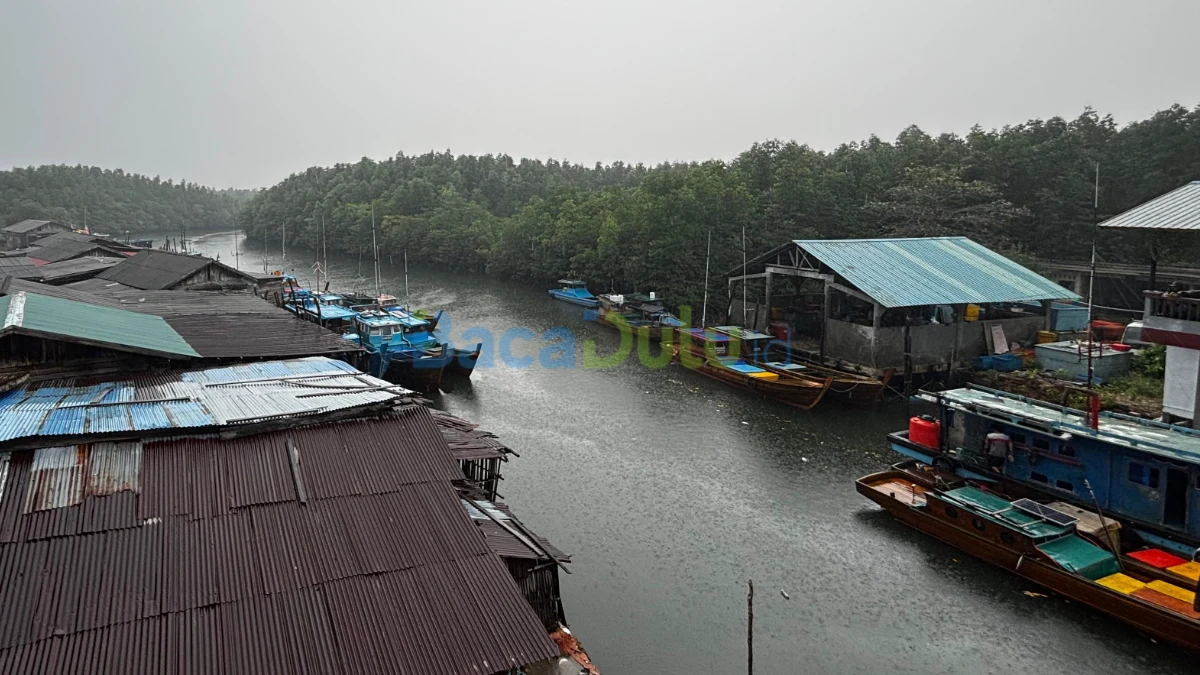 Hujan deras turun di atap rumah warga Tanjungpinang dan Bintan pada Minggu pagi