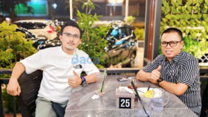 Jemi Permana, Syahbandar Anambas, berdiri di pelabuhan Tarempa