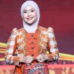 Hafizha Rahmadhani memakai batik motif otak-otak di panggung JICC Jakarta