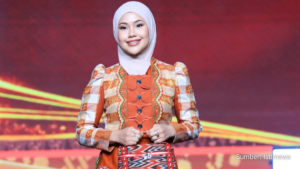 Hafizha Rahmadhani memakai batik motif otak-otak di panggung JICC Jakarta