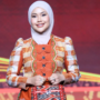 Hafizha Rahmadhani memakai batik motif otak-otak di panggung JICC Jakarta