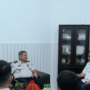 Ismu Iskandar dan Hernowo Sugiastanto berdiskusi di kantor Ombudsman Sulsel