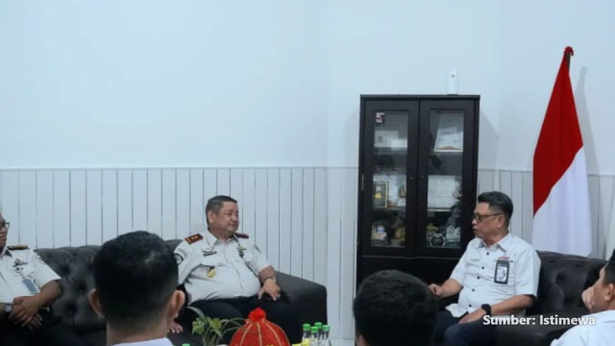 Ismu Iskandar dan Hernowo Sugiastanto berdiskusi di kantor Ombudsman Sulsel