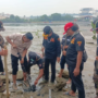 Aksi penanaman mangrove oleh relawan di pesisir Tanjung Uma, Batam