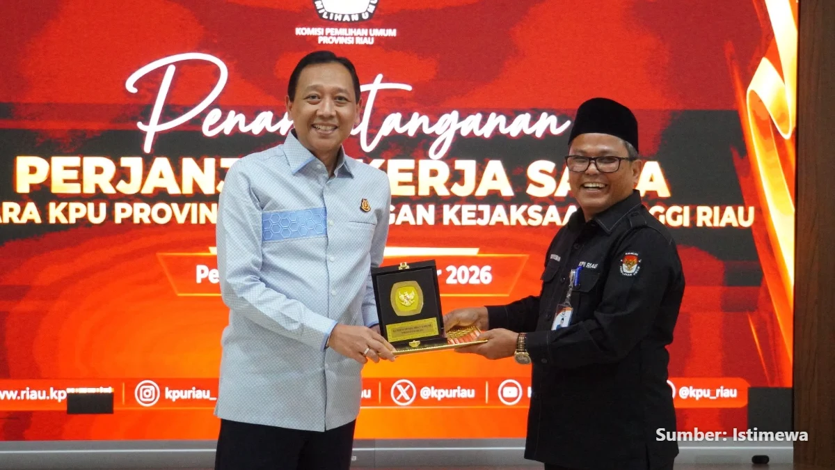Ketua KPU Riau dan Kepala Kejaksaan Tinggi Riau menandatangani perjanjian kerja sama