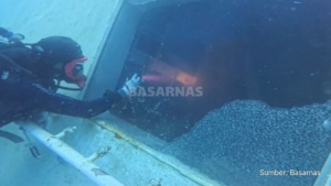 Tim penyelam gabungan memeriksa interior kapal KM Virgo Transport 8 di laut