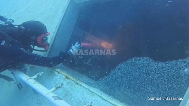 Tim penyelam gabungan memeriksa interior kapal KM Virgo Transport 8 di laut
