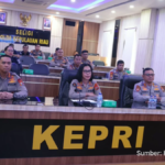 Petugas Polda Kepri berdiskusi melalui Zoom tentang pengawalan aspirasi dan disinformasi