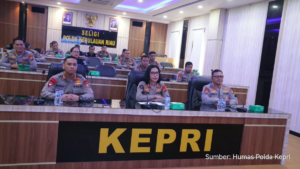 Petugas Polda Kepri berdiskusi melalui Zoom tentang pengawalan aspirasi dan disinformasi