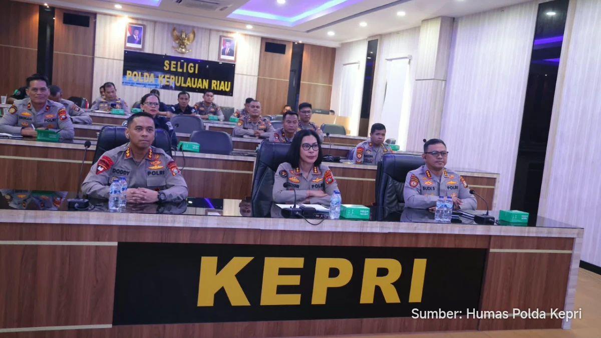 Petugas Polda Kepri berdiskusi melalui Zoom tentang pengawalan aspirasi dan disinformasi