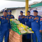 Petugas Satpolairud Polres Bintan menurunkan sak beras di Dermaga Desa Kelong