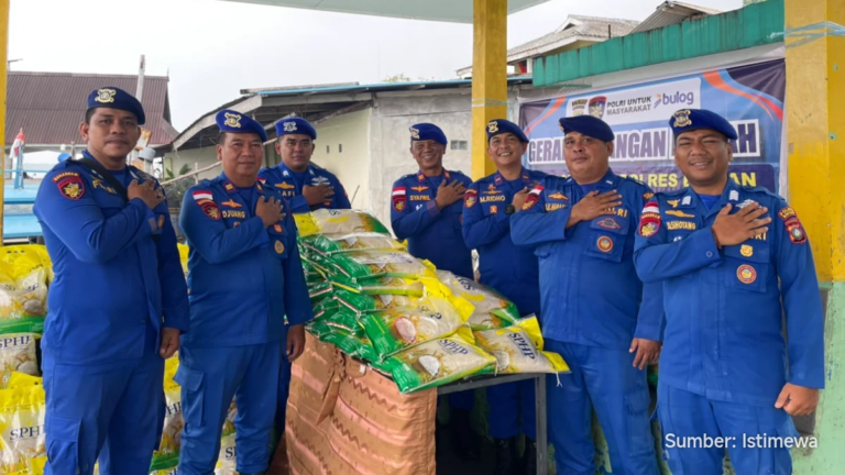Petugas Satpolairud Polres Bintan menurunkan sak beras di Dermaga Desa Kelong