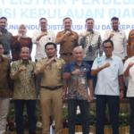 Ronny Kartika menjelaskan rencana pemerataan listrik di kantor PLN Batam