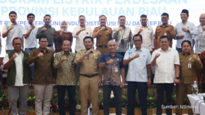 Ronny Kartika menjelaskan rencana pemerataan listrik di kantor PLN Batam