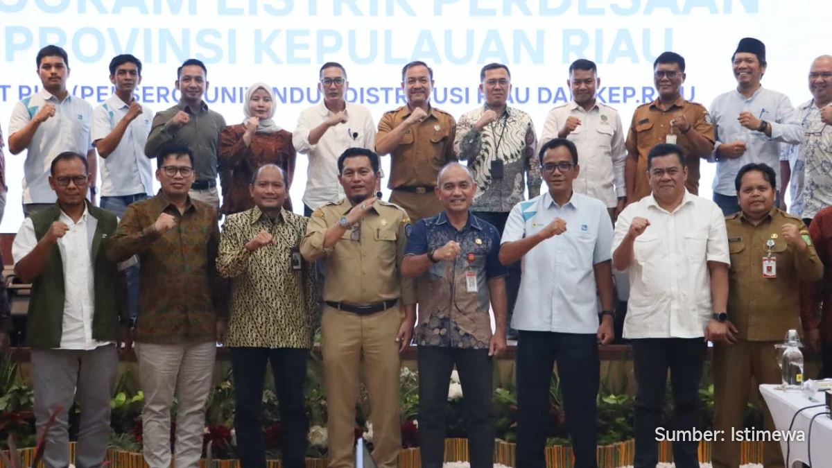 Ronny Kartika menjelaskan rencana pemerataan listrik di kantor PLN Batam