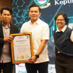 Roy Huffington Harahap menerima penghargaan Jaksa Komunikatif di hotel Laguna