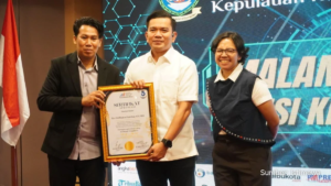 Roy Huffington Harahap menerima penghargaan Jaksa Komunikatif di hotel Laguna