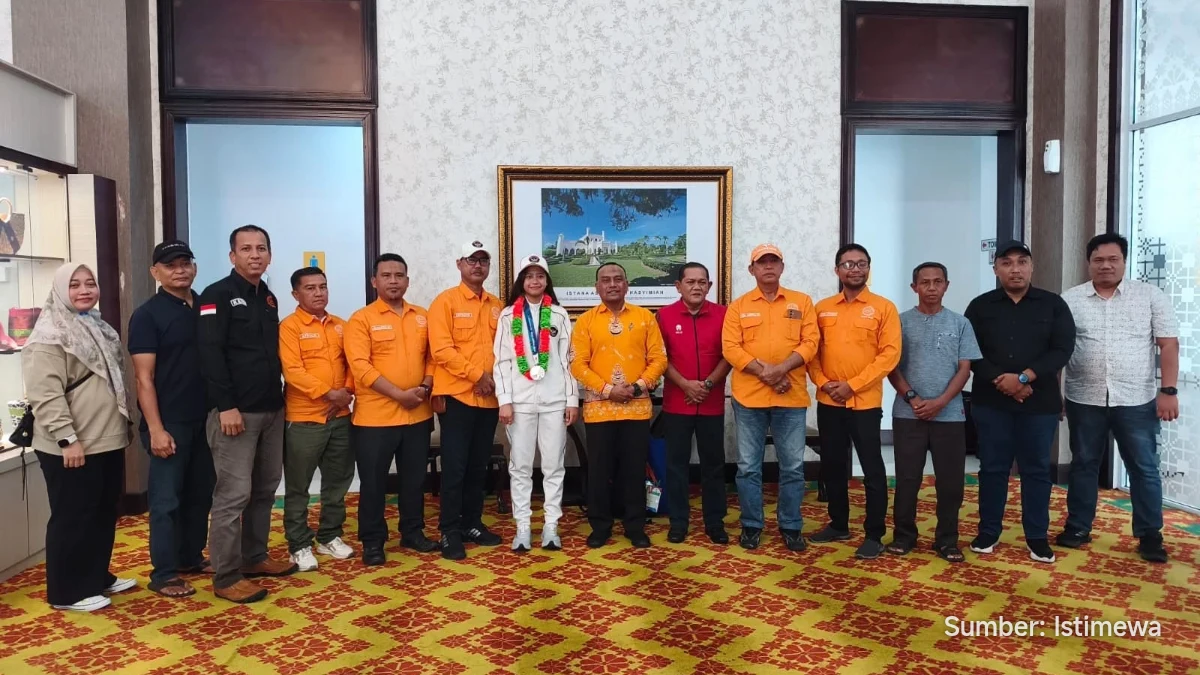 Sumaya, atlet teqball Riau, tiba di Bandara Sultan Syarif Kasim II Pekanbaru
