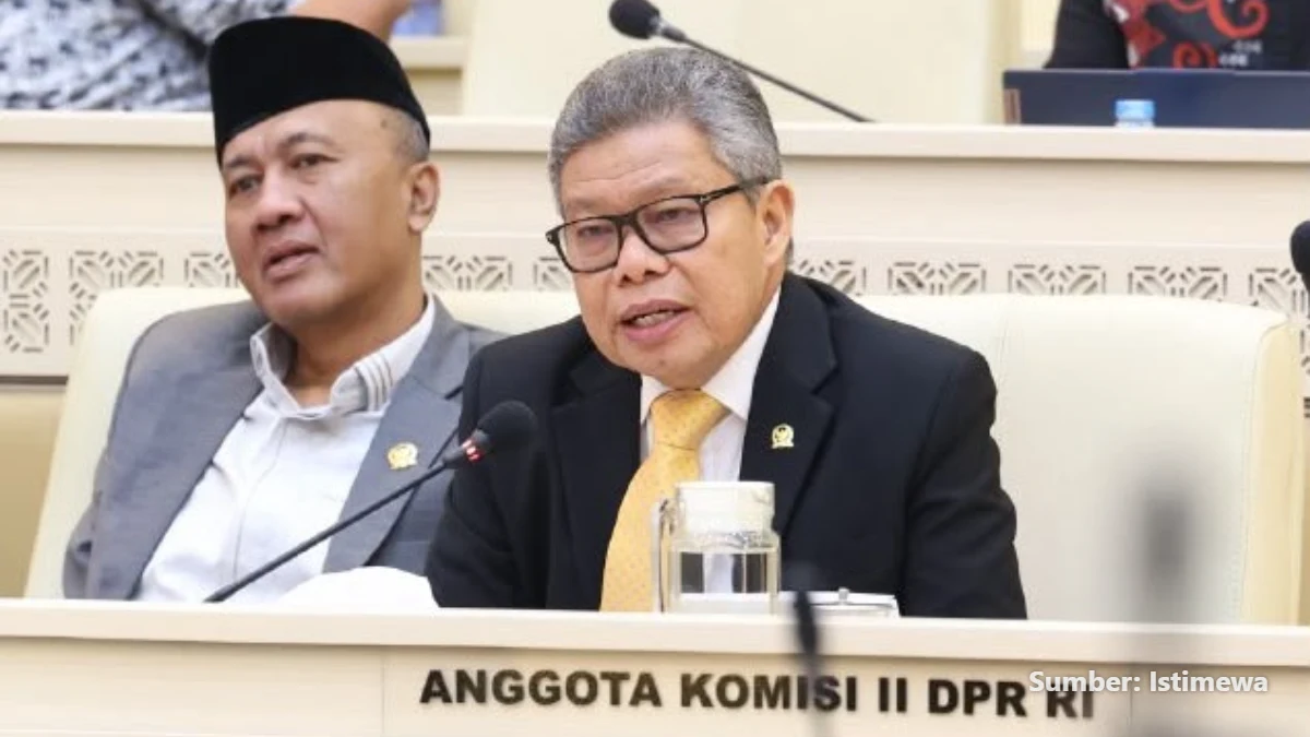 Taufan Pawe berbicara di rapat Komisi II DPR RI di Senayan