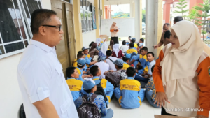 Wakil Gubernur Kepri Nyanyang Haris Pratamura memeriksa kelas di koridor SMKN 8 Batam