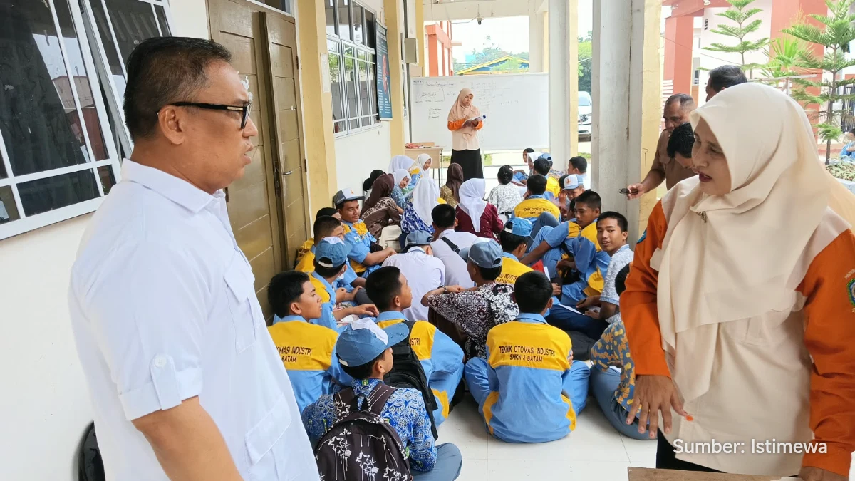 Wakil Gubernur Kepri Nyanyang Haris Pratamura memeriksa kelas di koridor SMKN 8 Batam