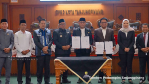 Wali Kota Tanjungpinang Lis Darmansyah memimpin rapat DPRD di ruang rapat