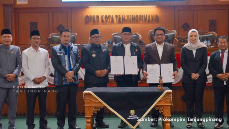 Wali Kota Tanjungpinang Lis Darmansyah memimpin rapat DPRD di ruang rapat