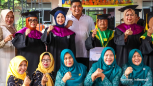 Bupati Roby Kurniawan menyerahkan toga kepada lansia di Wisuda Sekolah Lansia Bintan